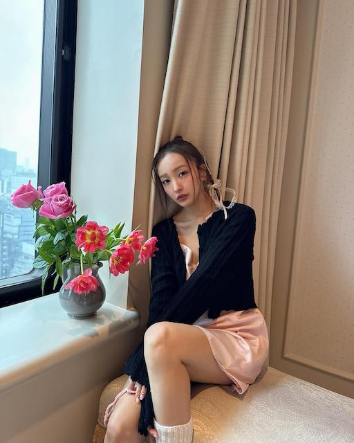 板野友美 胸元チラリ&美脚披露にファン悶絶「たまらん、、、可愛い過ぎる」