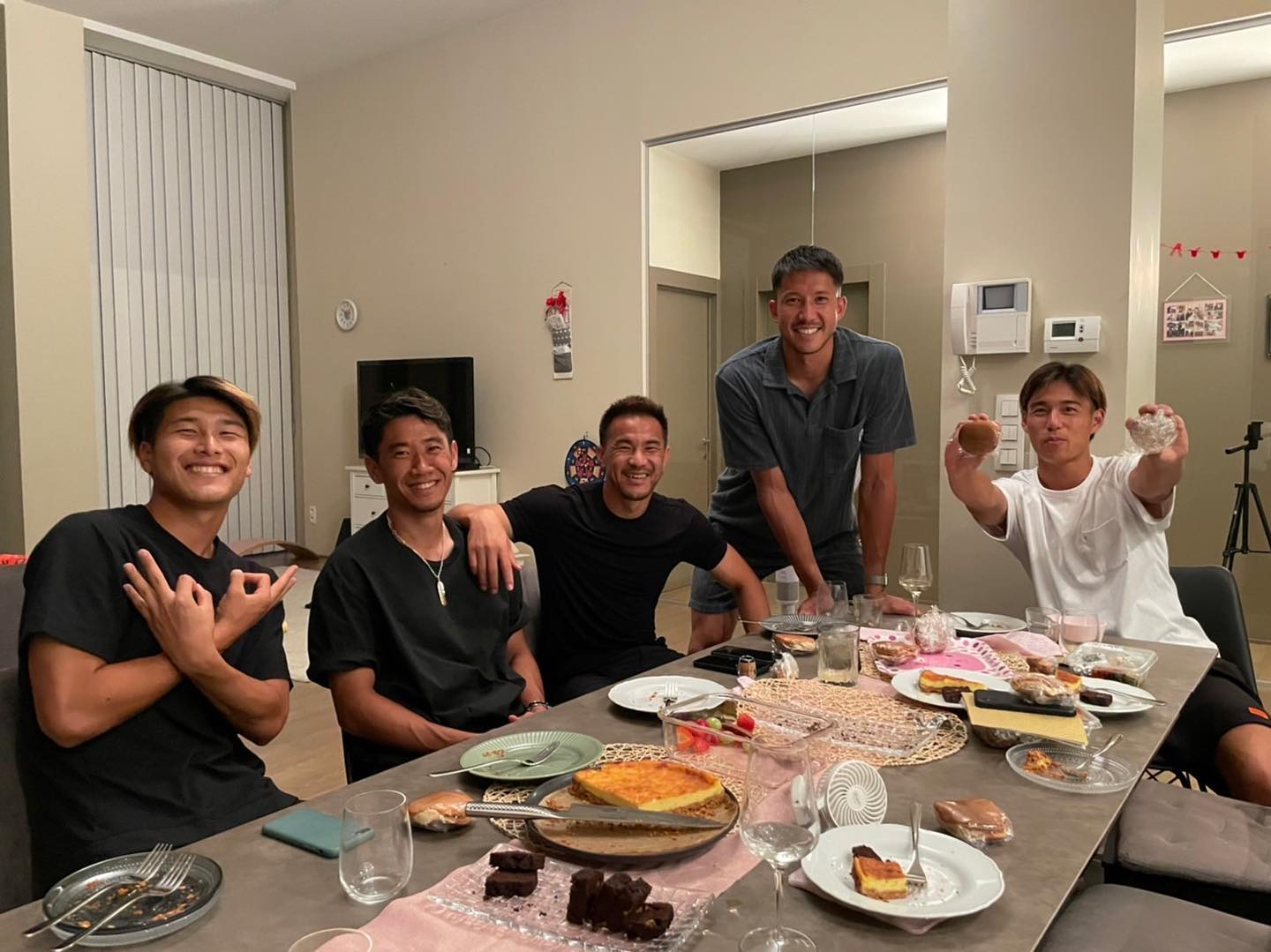 「ダブルシンジやん😍」香川真司ら豪華メンバーでパシャリ✨📸