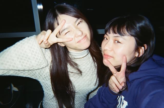 「パン持ってる時が1番いい顔してるわ」桜井日奈子、鈴木球予とのオフショットが話題！