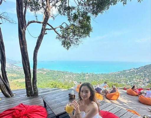 レースクイーン太田麻美、タイの絶景カフェで笑顔でパシャリ！美しい肩＆デコルテあらわなドレス姿が美しすぎる！