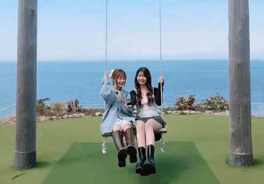 人気アイドル、淡路島の最大絶景スポットへ”ダブル美女の”ドリーミング・ブランコシーン”をお披露目！