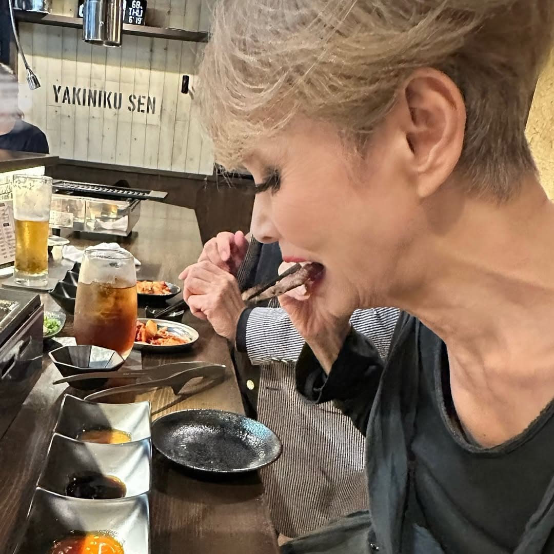 「カウンター焼肉で〆は牛ダシつけ麺！研ナオコの癒やし食事報告」