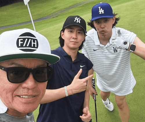 ヒロミ、イケメン息子2人と親子3ショット「二男さんはヒロミさんそっくり」