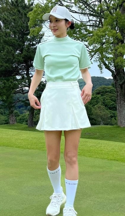 山本里菜がゴルフウェアで美脚を披露