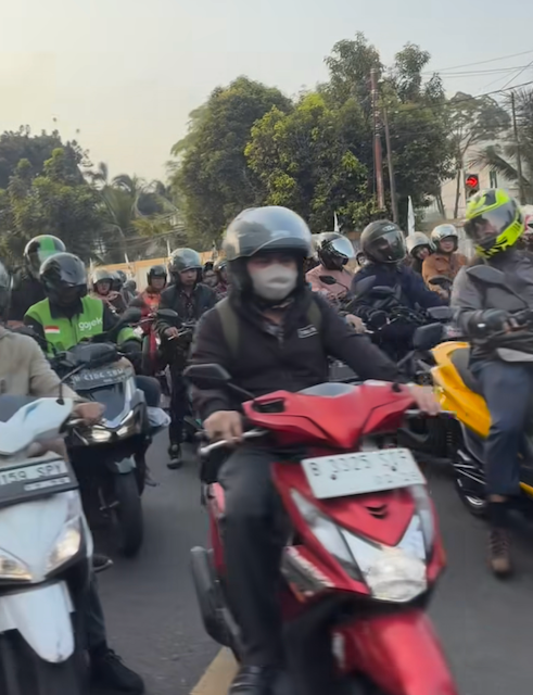 尾木直樹、ジャカルタの道路事情を現地から報告！「バイクも車も大混雑ですーー」