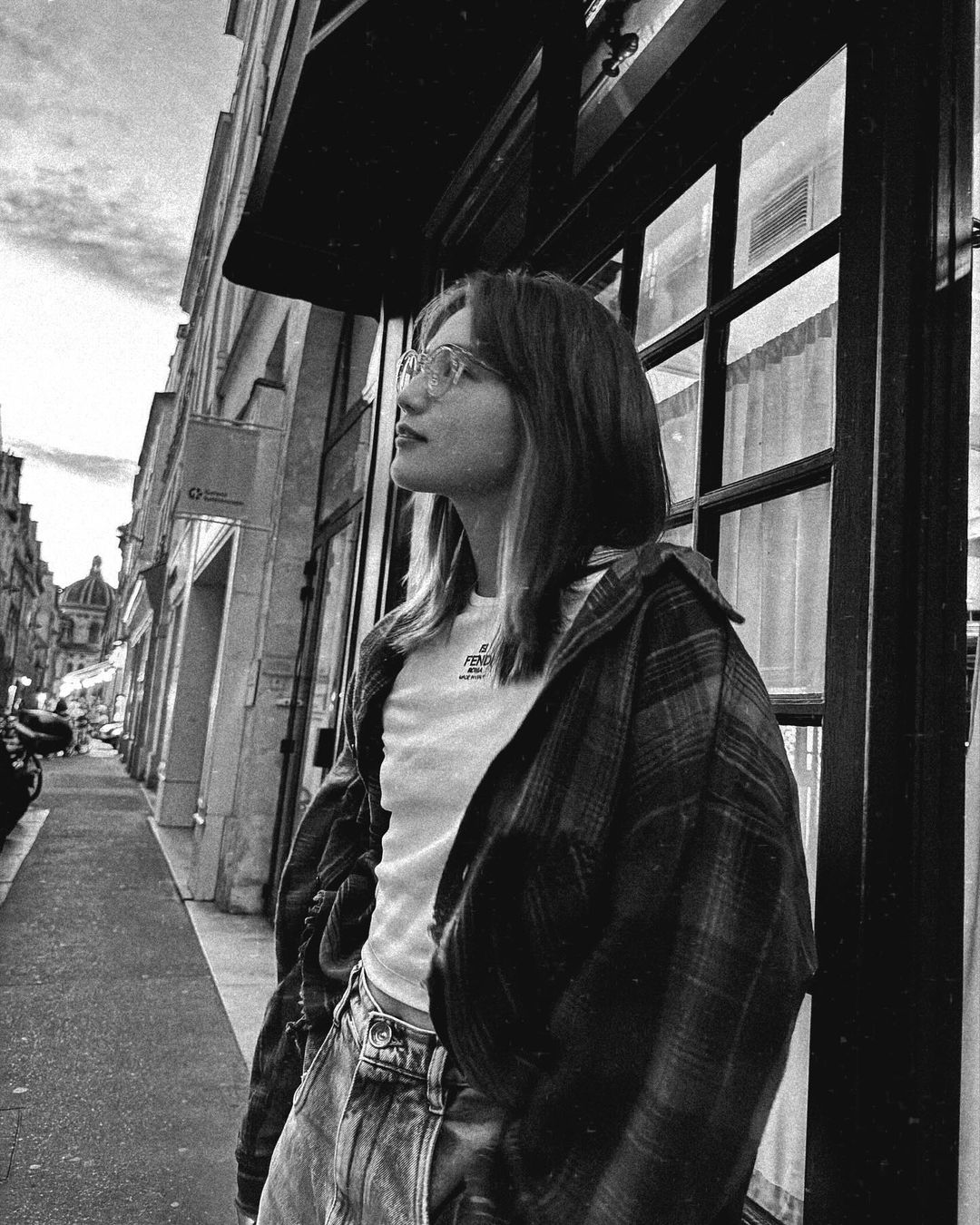 「さらっとFENDI着こなしてるのめっちゃかっこいいー」川口春奈のモノクロ投稿にファン悶絶