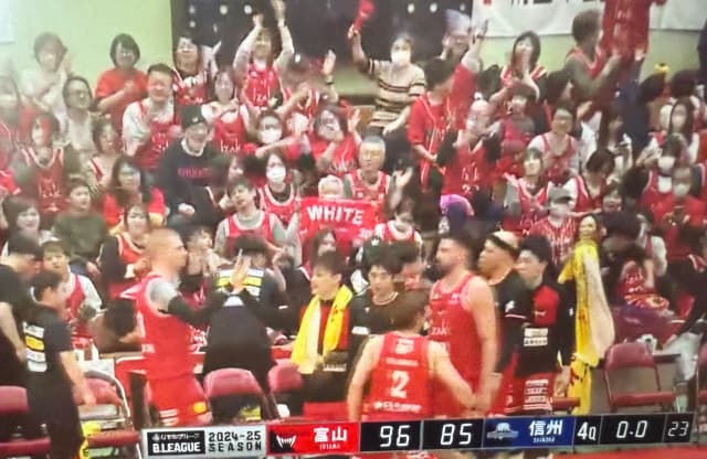 クマムシ長谷川、Bリーグ富山グラウジーズの勝利に「見応えバッチリな最高の試合」と感謝！