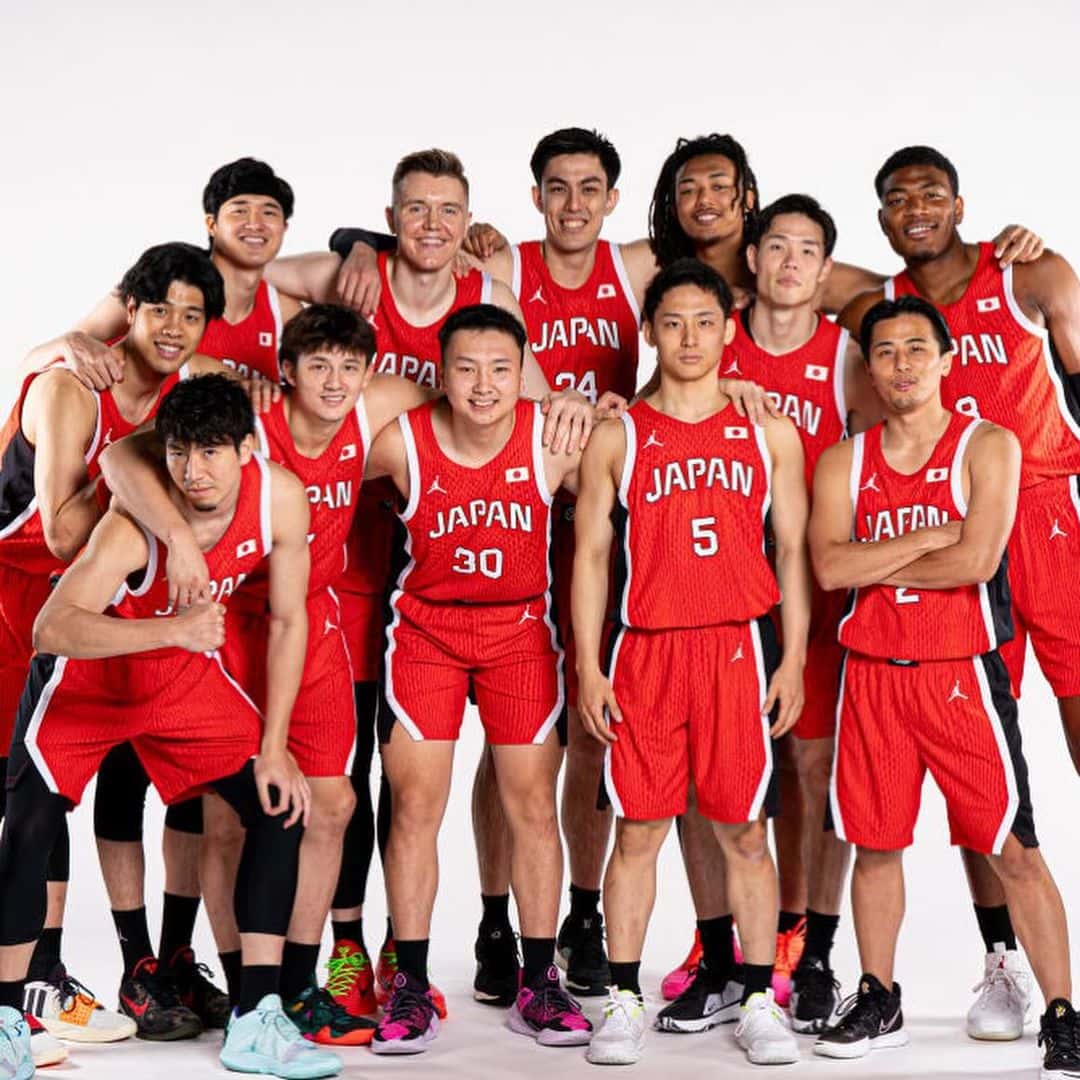 「約1名チャリできてるw」バスケ日本代表メンバーの集合写真が話題に