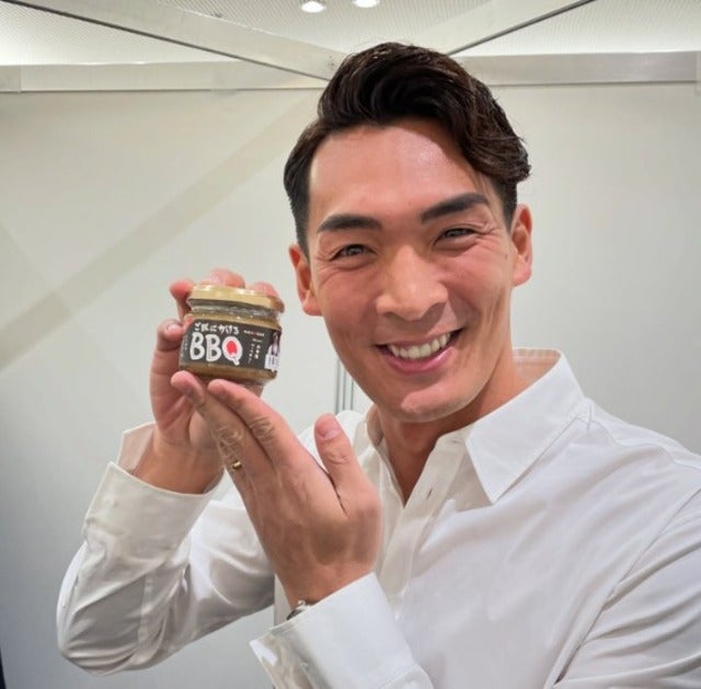 ペナルティヒデがプロデュースした「ごはんにかけるBBQ」を槙野智章にプレゼント！