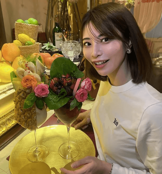 「26歳になりました」人気ラウンドガール、ピチピチでいたいと語り”果実・モリモリショット”を披露！祝福ラッシュ発生