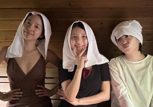 「めちゃくちゃスッピン」有名女優3人のサウナショットが美人すぎると話題に！