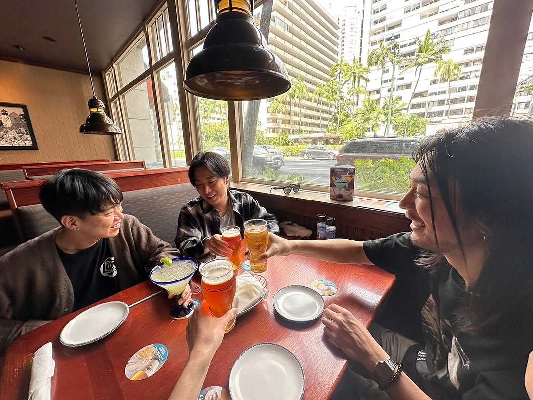 あの大人気バンドマン達が旅へ！オフショット公開でファン大盛況