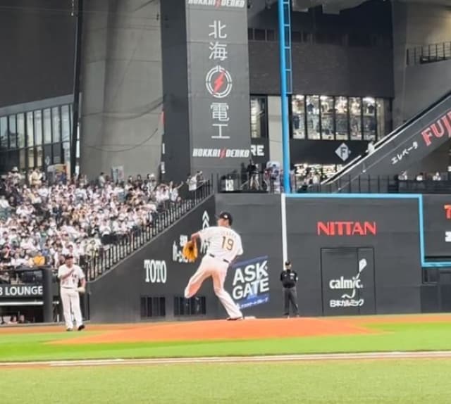 元プロ野球選手 上原浩治 エスコンフィールドでピッチング！「マウンドも投げやすかったです☺️」