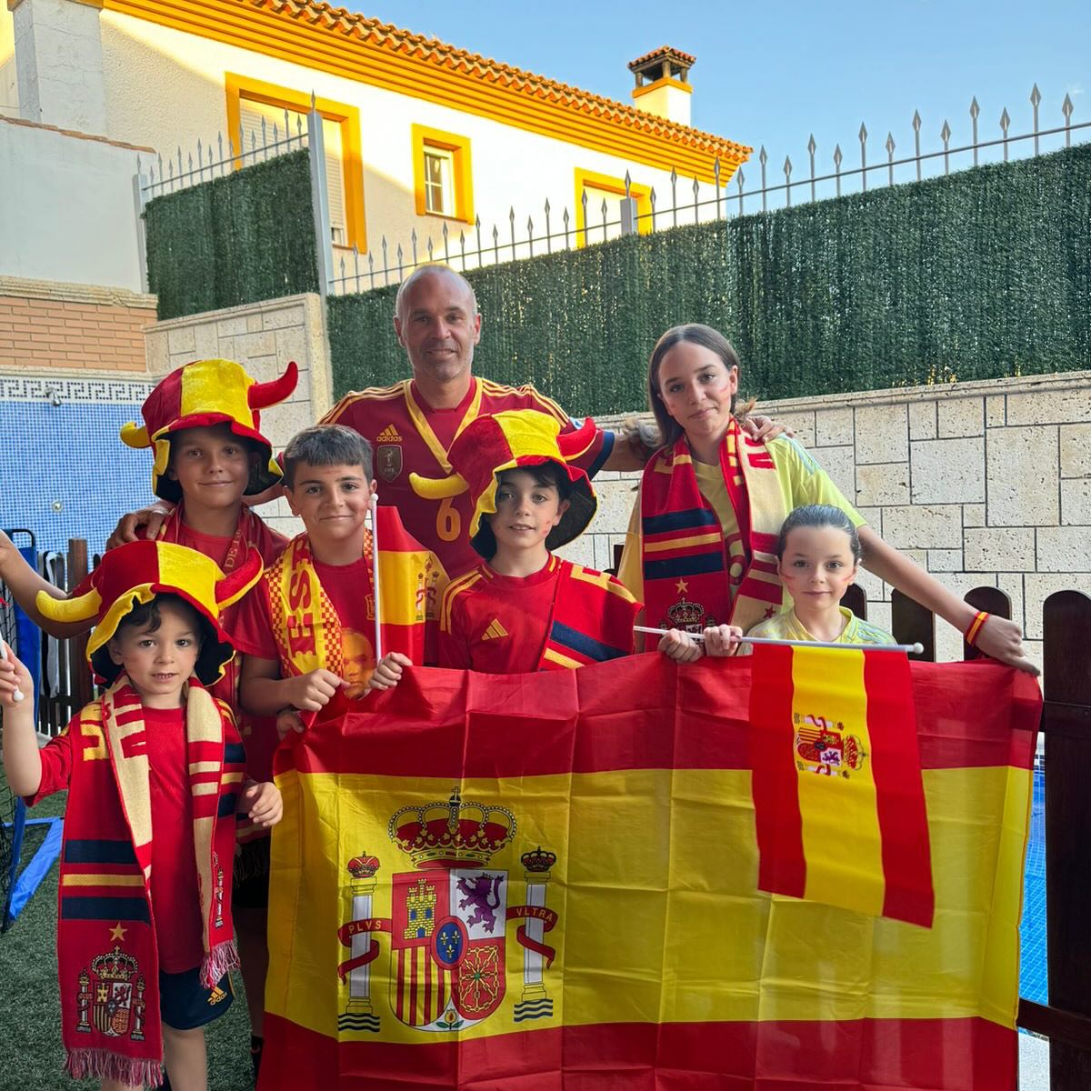 イニエスタがスペイン代表決勝進出を祝福！