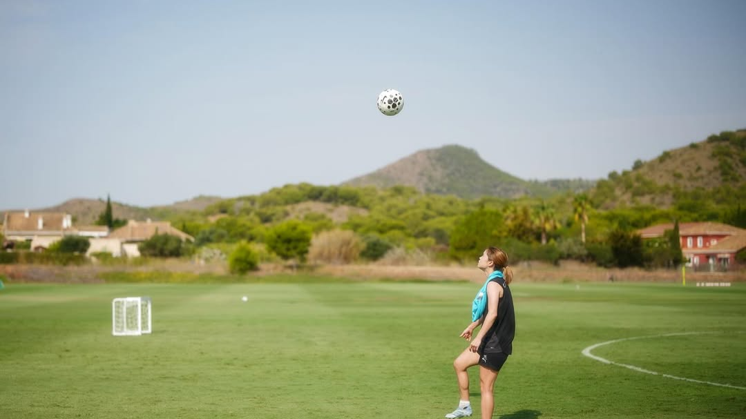 長谷川唯、笑顔あふれるスペインでのプライベートショットにファン歓喜！