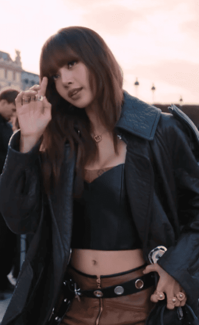 ヴィトンイベントのBLACKPINK・LISA「歩くだけでカッコいい」と話題！