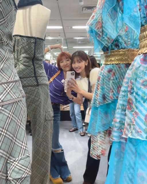 元AKB・柏木由紀「あの元メン」とAKB衣装展訪れ笑顔の2Sが話題！