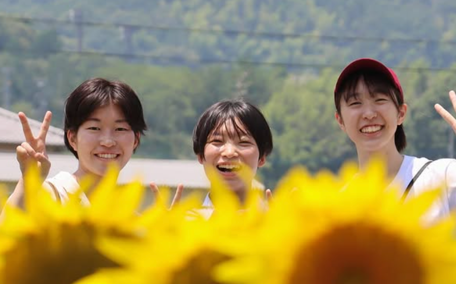 「夏を満喫中」香川銀行・田渕伶奈がひまわり畑＆水族館で笑顔のリフレッシュショット公開
