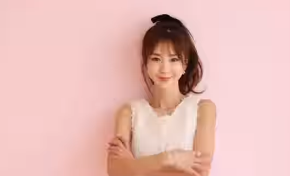 「迷いに迷って…ブルー！」ほしのあき、展示会オフショットにファン「可愛すぎ！」