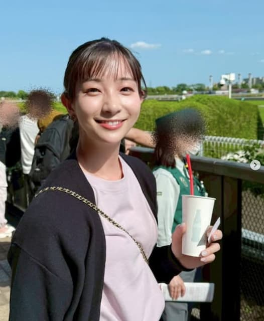 足立梨花が初めての競馬場を堪能！