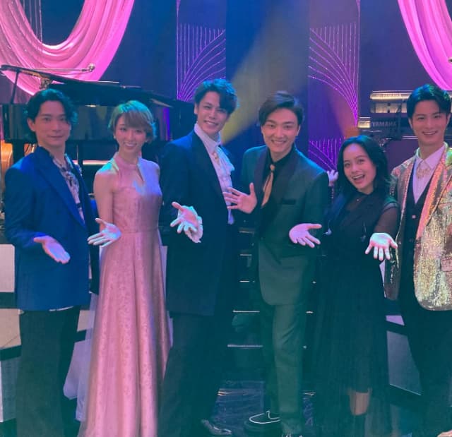 凪七瑠海が共演者たちとの仲睦まじい姿を公開！美しいピンクドレスの姿も披露