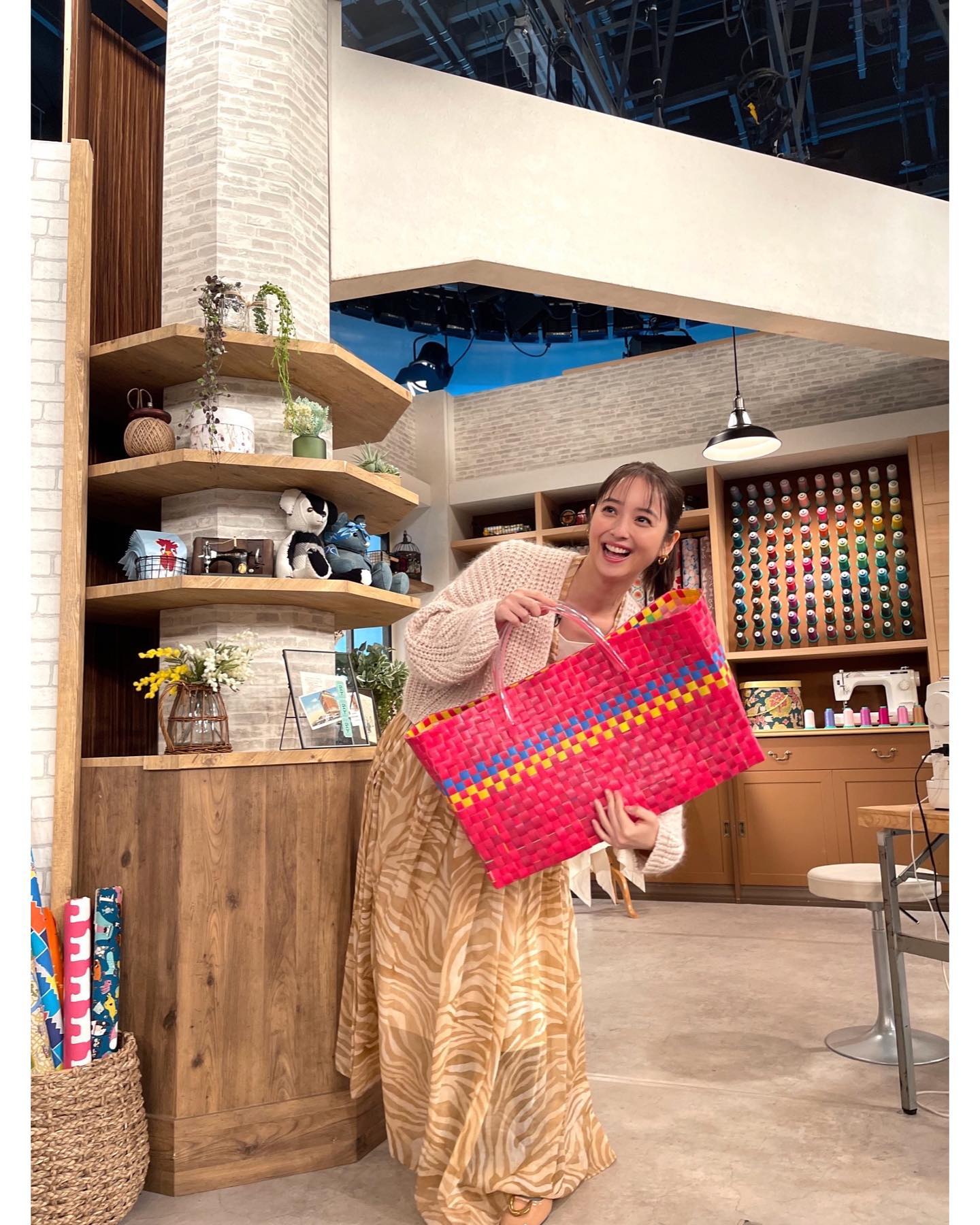 「とても器用ですよね✨」佐々木希、所ジョージお手製のバッグにニッコリ😊