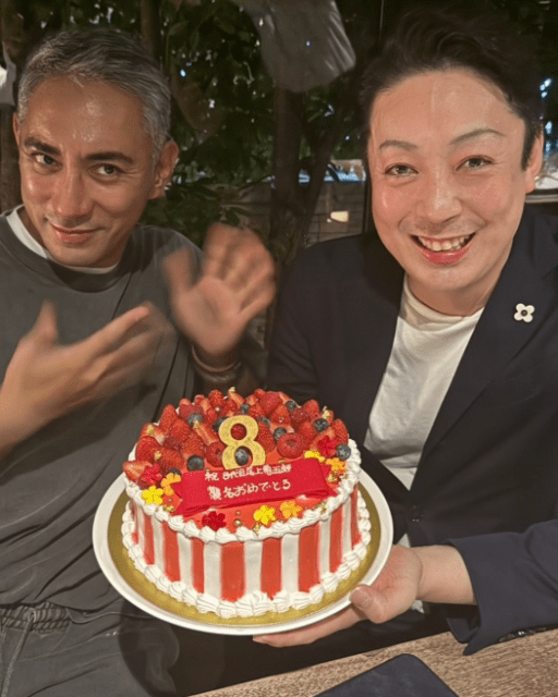 市川海老蔵、八代目尾上菊五郎の襲名をカラフルケーキでお祝い！笑顔のツーショットに注目集まる