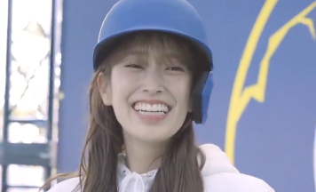 日向坂46・佐々木久美がMLBFanFestに登場！　ユニフォーム姿でティーバッティングを披露も結果は…？