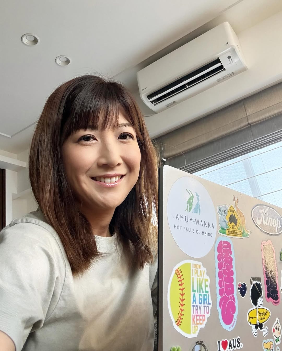 「今日も暑いです...」フリーアナウンサー・根本美緒、あまりの暑さに冷房の近くから動けずに仕事中！