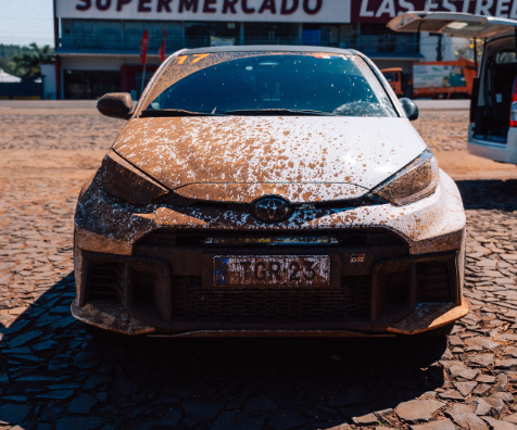 TOYOTA GRヤリス、泥だらけの雄姿が話題！WRCパラグアイで見せた“戦いの証”とは