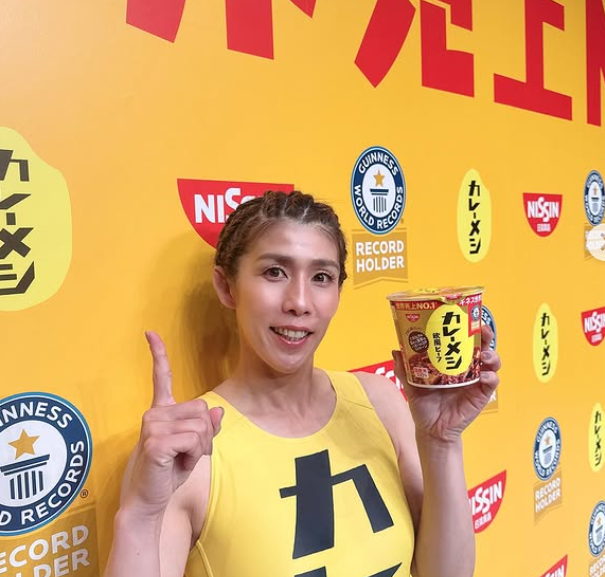 「ギネス世界記録達成」吉田沙保里、カレーメシくん肩車で祝福＆新CMも出演！