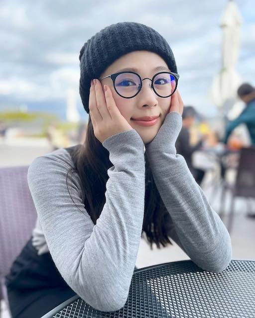 渋谷凪咲のニコニコ笑顔にファンたじたじ💦メガネとニット帽のシンプルコーデ を披露