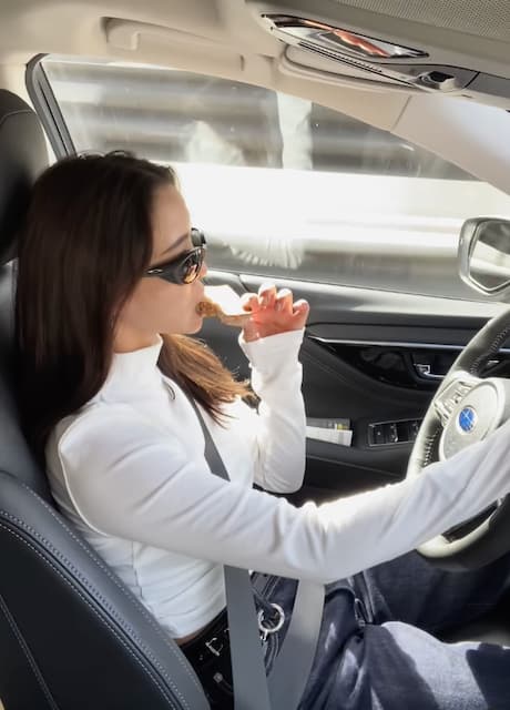 高梨沙羅　ヨーロッパでのトレーニングや遠征先への移動、 買い物やおでかけもスバルの車