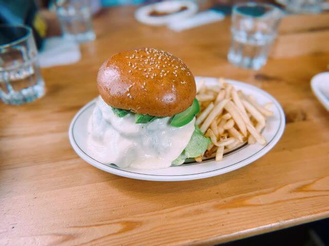 ベッキーも絶賛！チーズが滝のようにあふれる“ナイアガラバーガー”