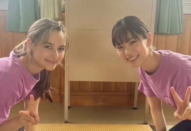 青春ドラマの舞台裏！當真あみが「ちはやふる」収録報告でほほ笑む共演ショット