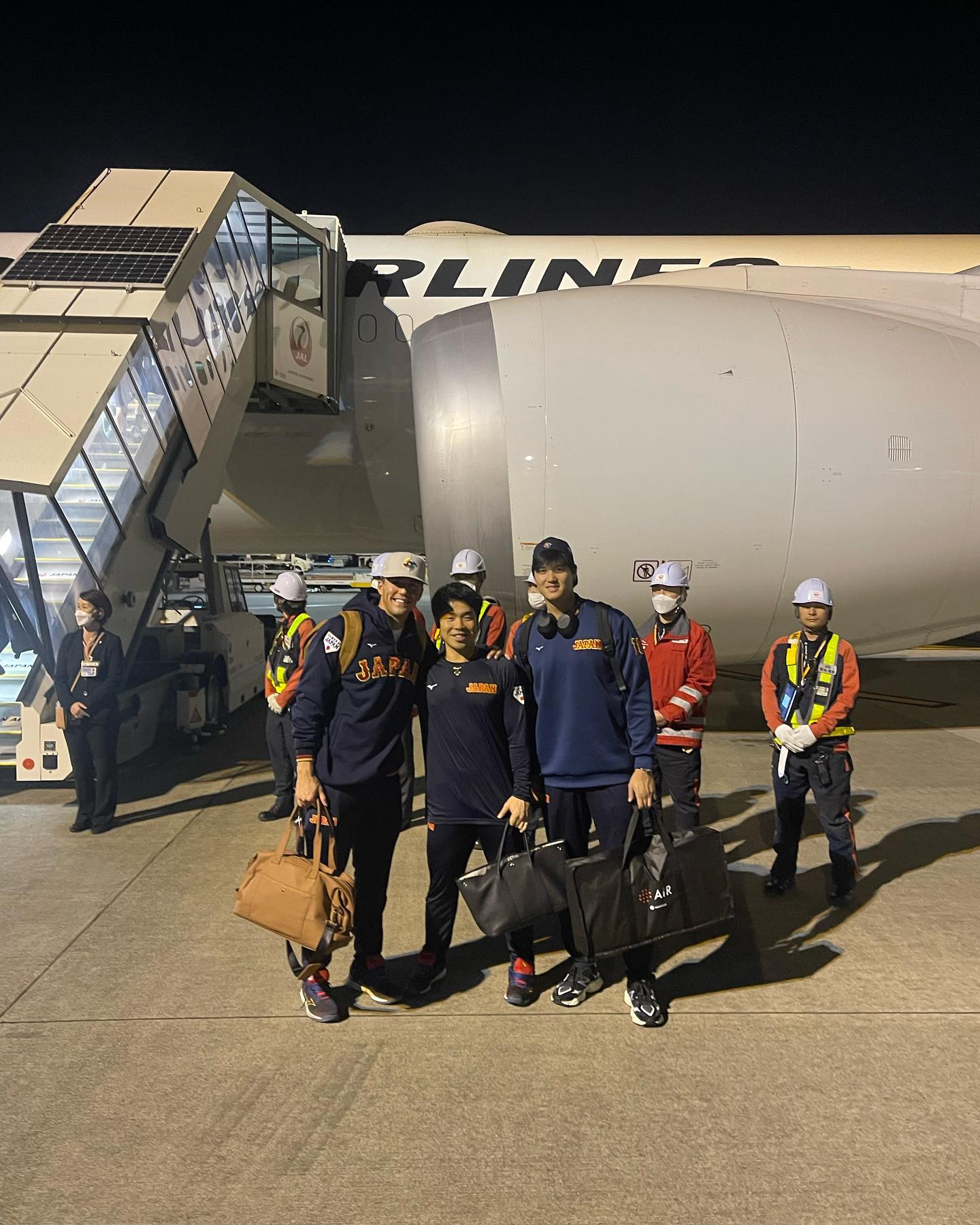 大谷翔平がヌートバー&近藤との3ショットを披露📸いざ準決勝へ🛩