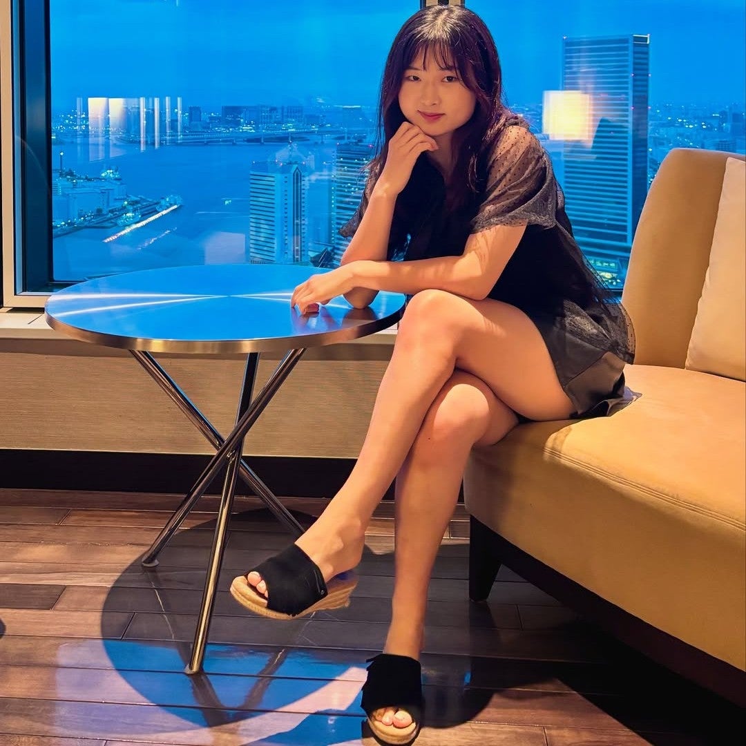 現役女子大生の格闘家が夜景の見える一室で