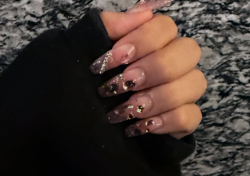 指先に煌めき…村川緋杏が魅せたネイル×音楽の朝ルーティン