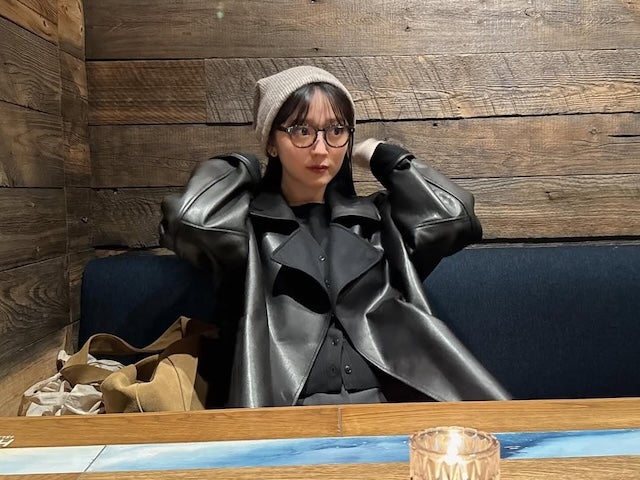 鈴木愛理がレザージャケット姿を公開! お肌に関する投稿が話題に