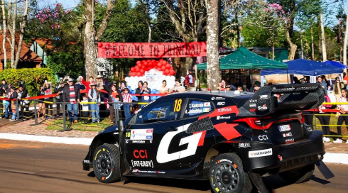 トヨタGRヤリス、満開のタジー並木を駆け抜ける！WRCパラグアイで南米ファン熱狂