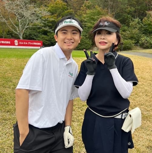 イケメン息子と顔出しツーショット！人気女性芸人〇〇が息子と初ゴルフ！まさかの結果とは…
