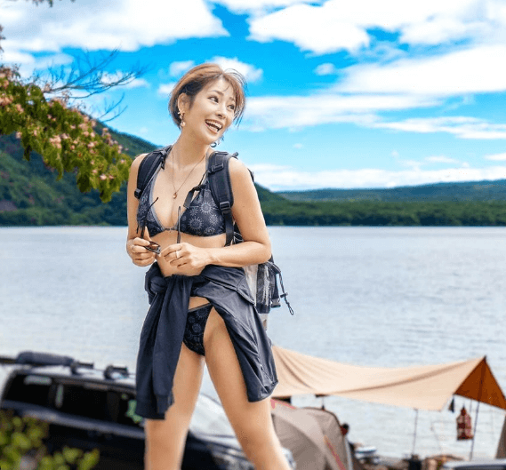 アウトドアモデル・RIHO、湖畔に輝くマリンヴィーナスショットを公開！ファン「綺麗すぎ」と大絶賛