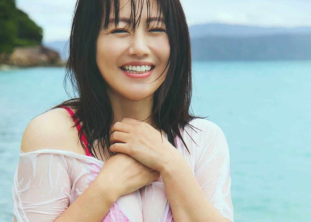 磯山さやか、デビュー25周年に最新写真集発表　笑顔と水着姿にファン歓喜