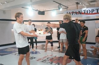 「最高の兄弟！」大人気格闘家の誕生日お祝い写真が話題に