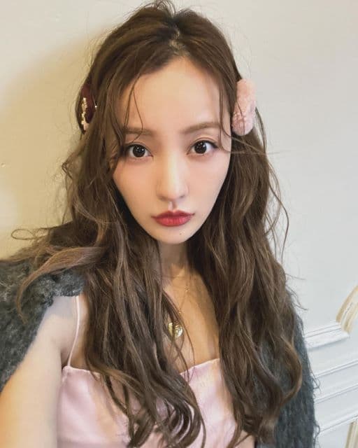 「ぜんまいめ！」板野友美、miumiuのヘアアクセサリーで恒例の質問にファンから反響続々！