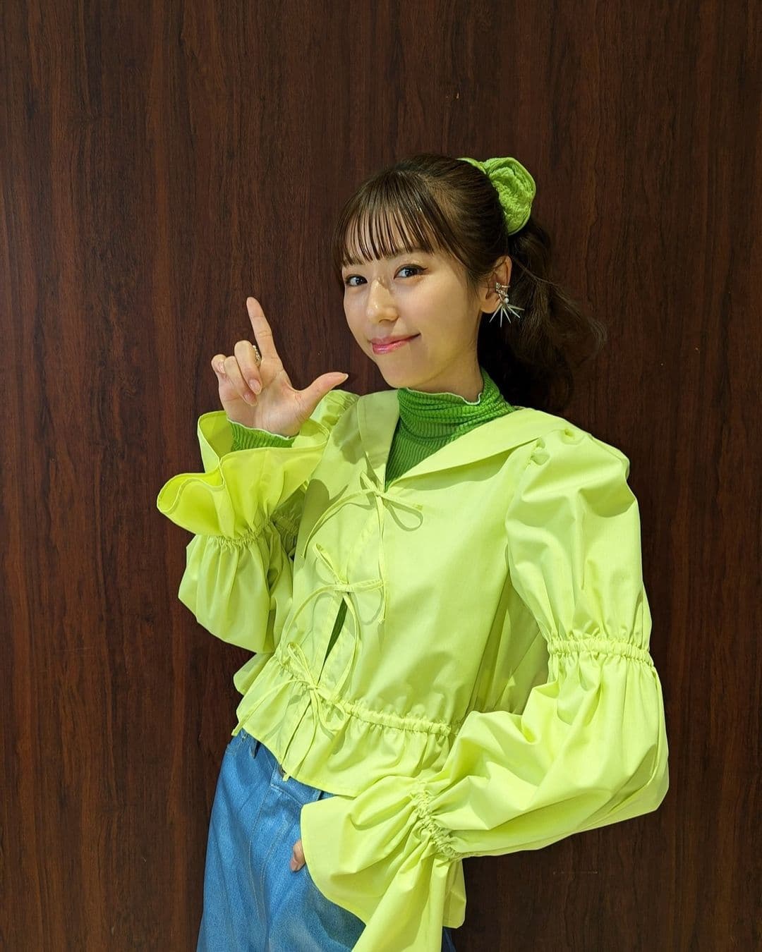 「ガチャピンよりも緑が似合ってます」若槻千夏、カラフルな衣装を一挙公開してファンから”お似合い”の声！