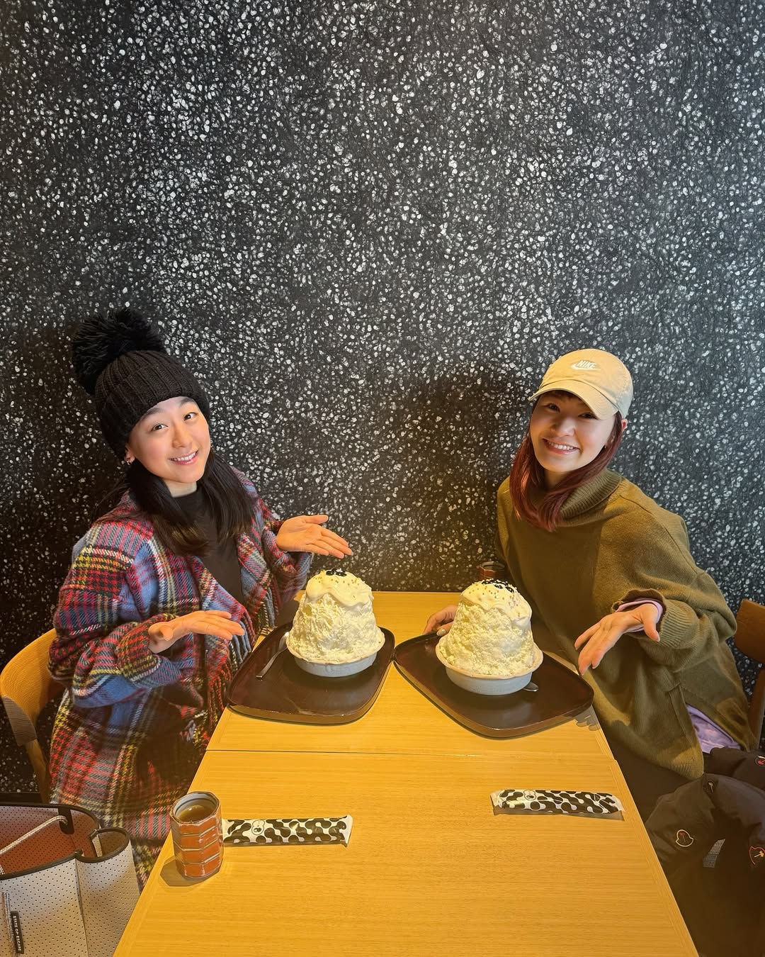 寒い冬でもお構いなし！浅田真央・村上佳菜子のツーショットが話題