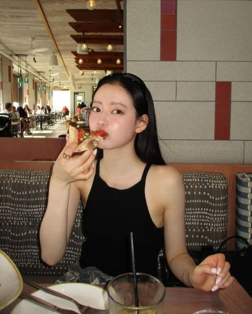 「食べてる姿まで可愛い」超人気ユーチューバーのハワイを大満喫する写真にファンから”最高”の声