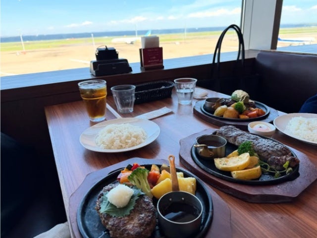 空港で豪快ランチ！みやぞん、昼からステーキで充電