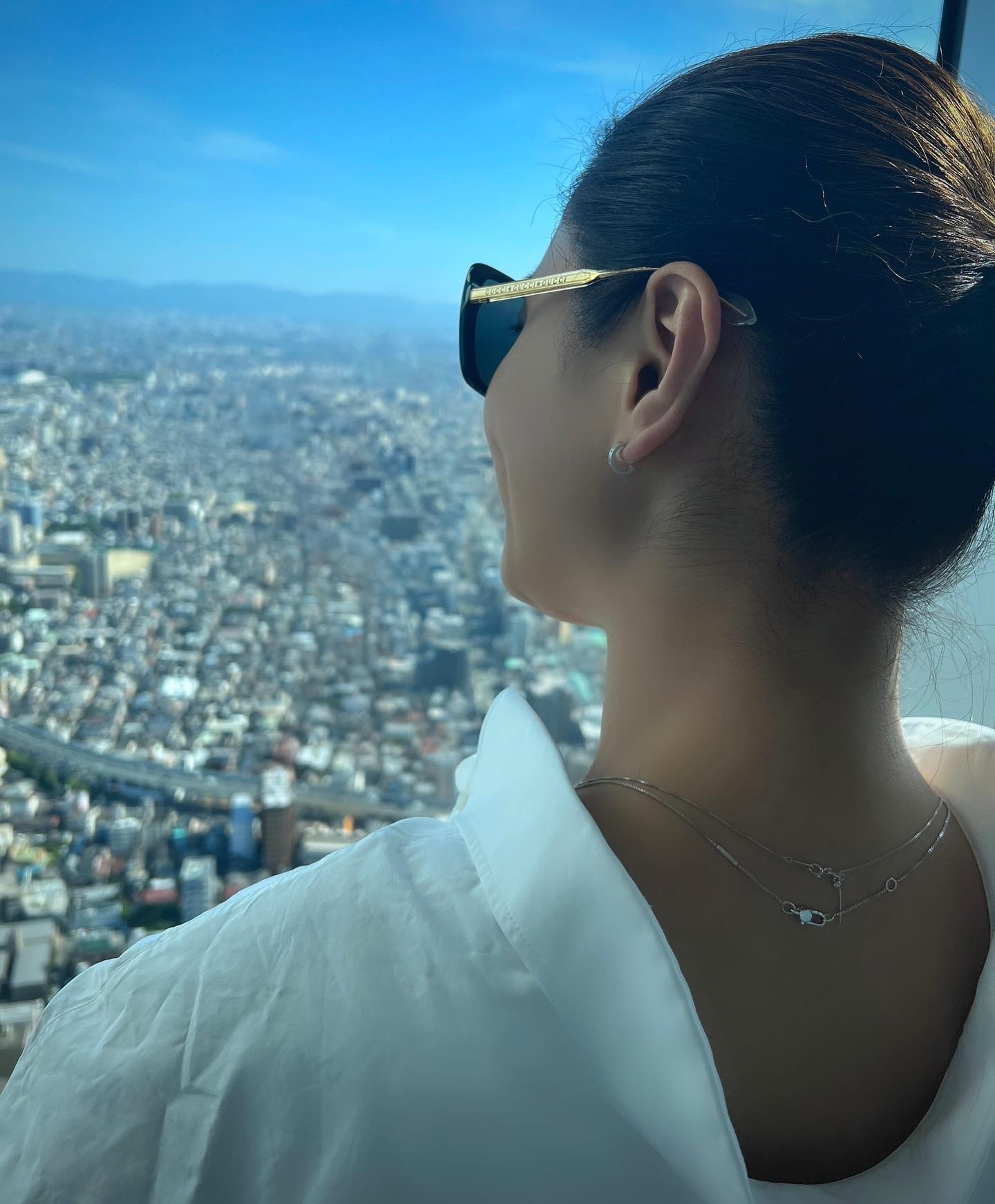 氷川きよしさんのうなじとあべのハルカスの景色が”コラボレーション”